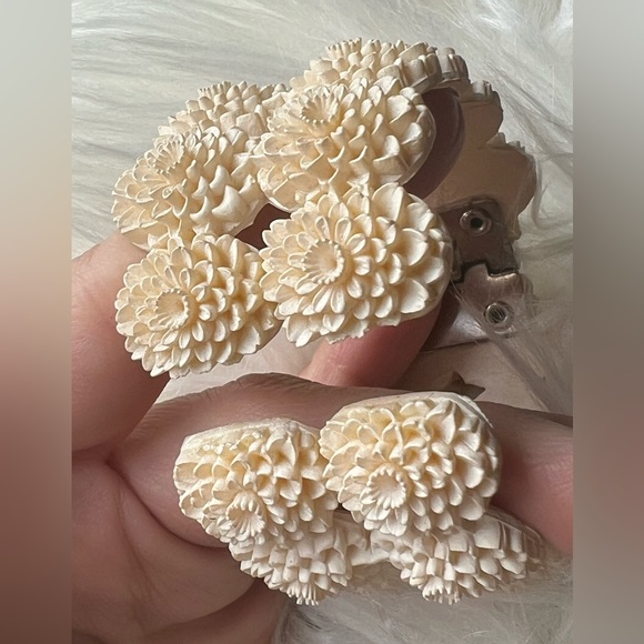 🤍 Faux Coral Flower Hinged Bracelet 🤍 - Picture 2 of 10